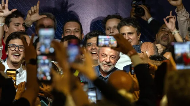 
                    Partido de Flávio Bolsonaro reconhece vitória de Lula da Silva
                