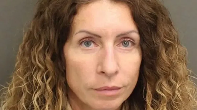 
                    Mulher é detida no aeroporto após viagem. Filhos estavam sozinhos em casa
                