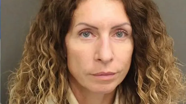 Mulher é detida no aeroporto após viagem. Filhos estavam sozinhos em casa