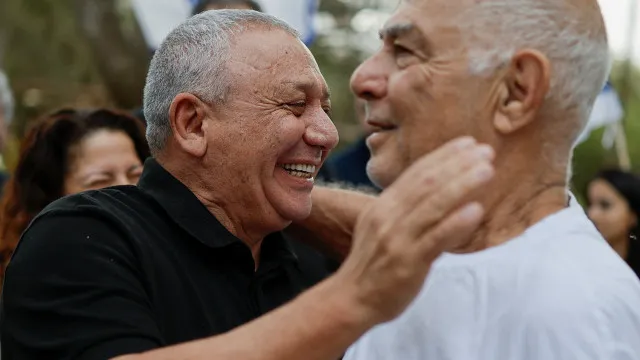 Líder da oposição de Israel visita secções de voto perto de Gaza