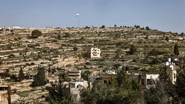 Colonos israelitas incendiaram três carros na Cisjordânia