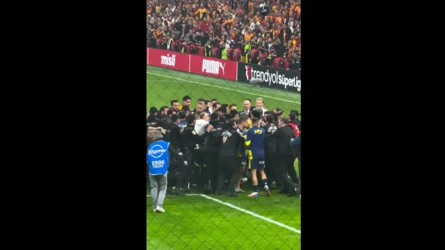 
                    Ex-Benfica envolvido em batalha campal após o Galatasaray-Fenerbahçe
                