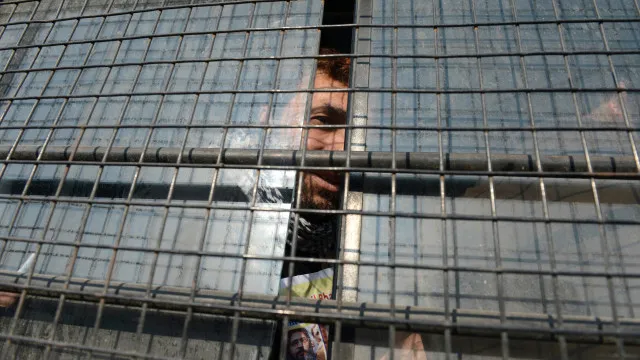 
                    Dezassete reclusos fogem de prisão na Índia após desmaio fingido
                