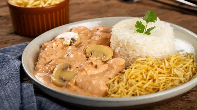 
                    Almoço em 30 minutos! Aponte esta receita de strogonoff de frango cremoso
                