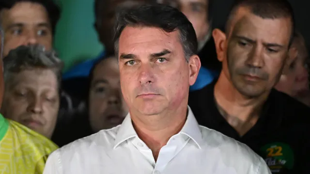 
                    Flávio Bolsonaro terá fugido para os EUA, refere a imprensa argentina
                