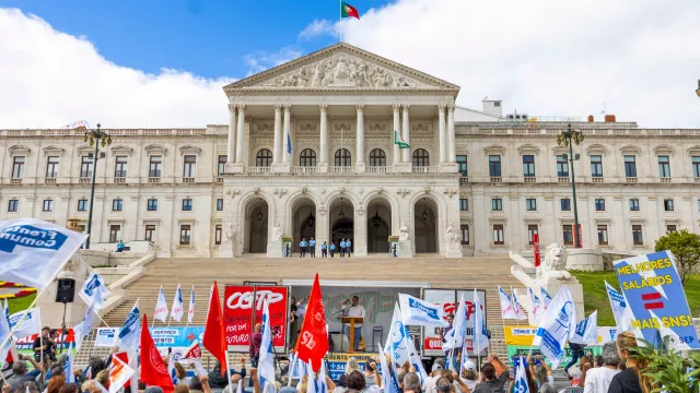 
                    Mais de 100 sindicalistas contestam orçamento em frente à AR
                