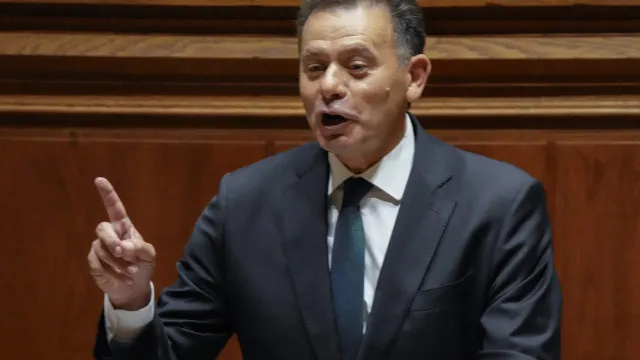 Luís Montenegro diz estar "muito atento" ao custo de vida