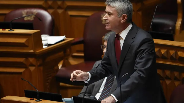 Carneiro acusa PSD e CDS de destratar e atacar PS no debate orçamental