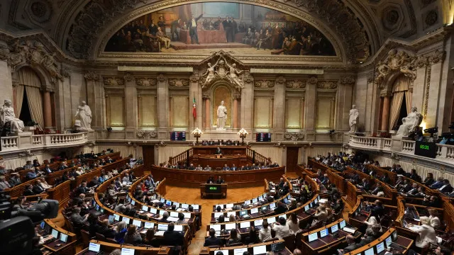 Governo abre segundo dia de debate com condolências a Espanha