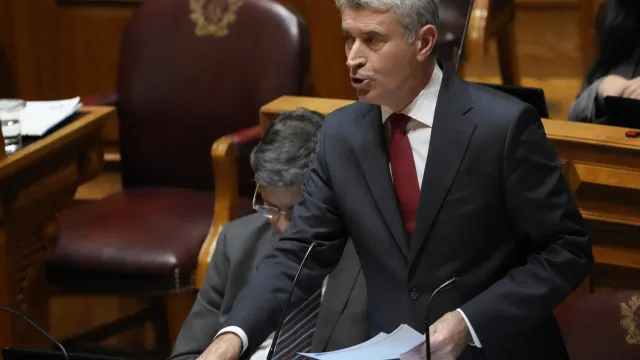 Carneiro reafirma abstenção no OE2027 (e deixa desafio a Governo)