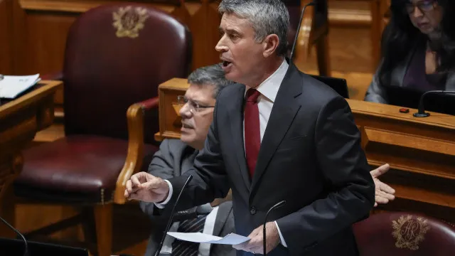 José Luís Carneiro pede humildade democrática ao Governo