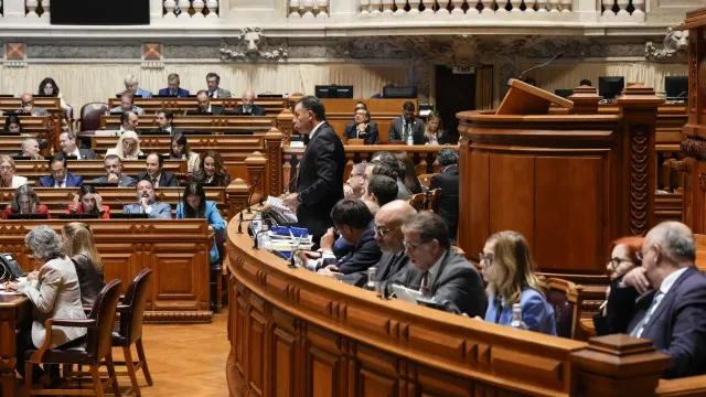 Partidos trocam acusações enquanto manifestantes protestam em frente à AR
