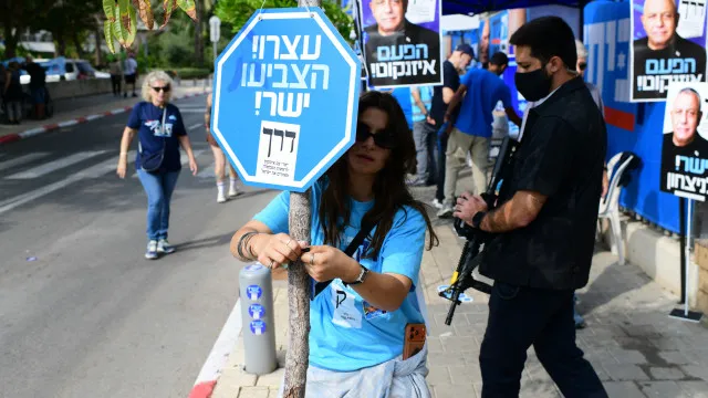 
                    Candidatos israelitas aproveitam reta final para pedir votos
                