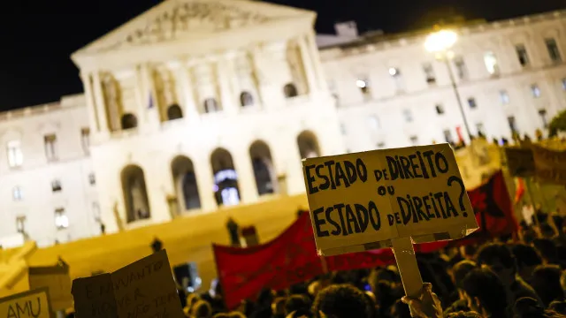 Milhares em protesto pelo direito a uma casa junto ao Parlamento