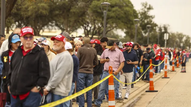 
                    Milhares fazem fila para ver Trump no Texas entre bonés e bandeiras
                