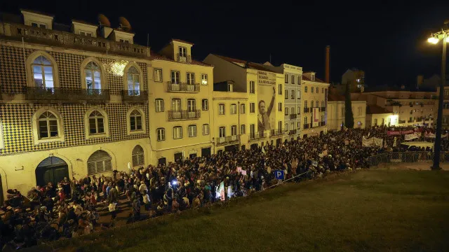 
                    Massa humana em frente à AR, mas sem tendas. As imagens do protesto
                