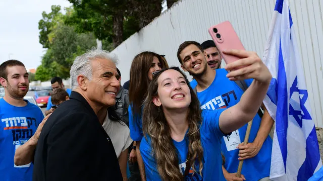 Lapid fala em "colapso total" do bloco de Netanyahu