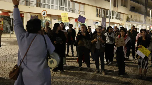 Habitação: Meia centena protesta  em Faro e diz não ter medo da polícia