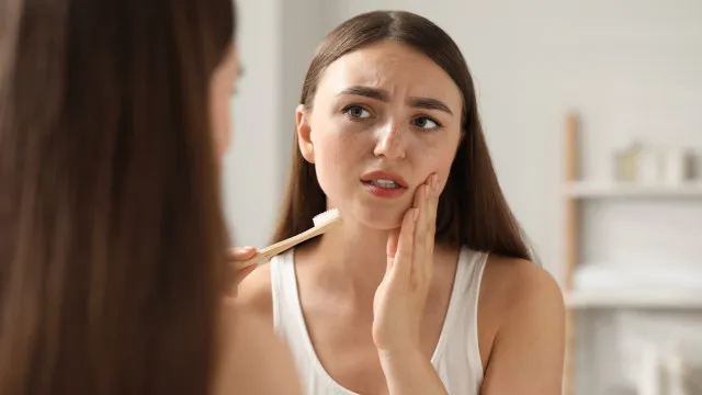 
                    O erro ao escovar os dentes que danifica o esmalte e irrita as gengivas
                