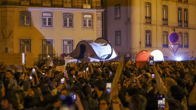 Manifestantes em frente do Parlamento fazem apelo a greve geral