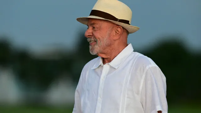 
                    Fuga de Flávio Bolsonaro? 