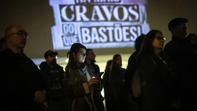 
                    Mais de 300 pessoas voltaram à Praça D. João I no Porto em protesto
                