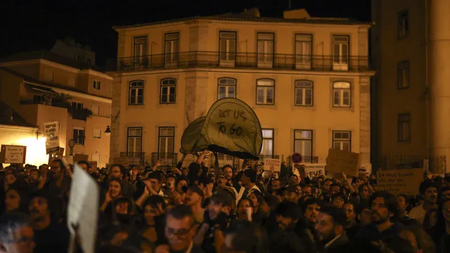 Acampada de Lisboa decide não montar tendas junto ao Parlamento