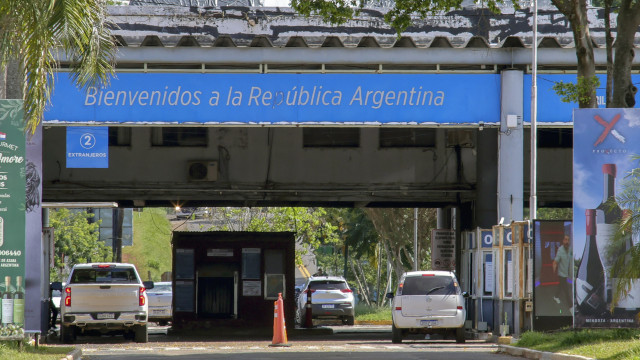 Flávio Bolsonaro e família deixam Argentina em voo privado para Equador