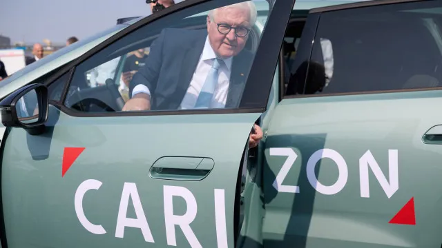 Presidente alemão experimentou Volkswagen elétrico chinês em Hefei