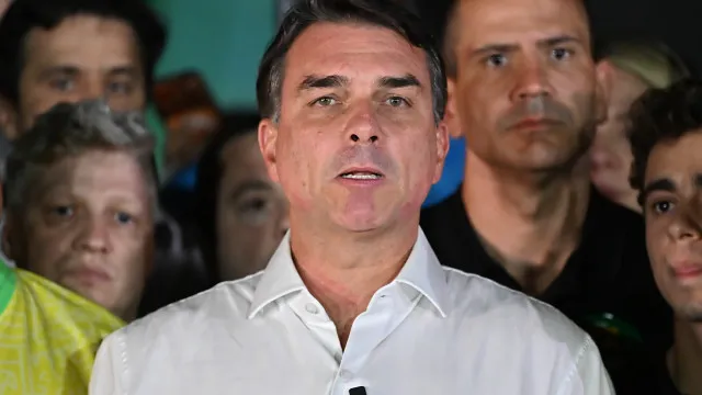 
                    Flávio Bolsonaro voa da Argentina para o Equador após abandonar Brasil
                