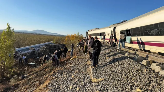 Dezenas de mortos em "choque brutal" entre dois comboios em Espanha