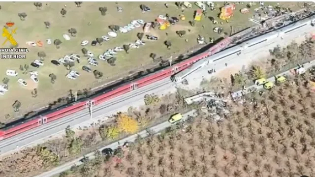 Imagens aéreas mostram aparato em local onde comboios colidiram em Toledo