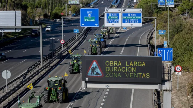 
                    Agricultores suspenderam protesto em Madrid devido a acidente ferroviário
                