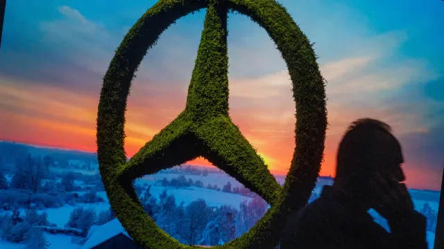 Mercedes-Benz vê lucro cair mais de 4% até setembro