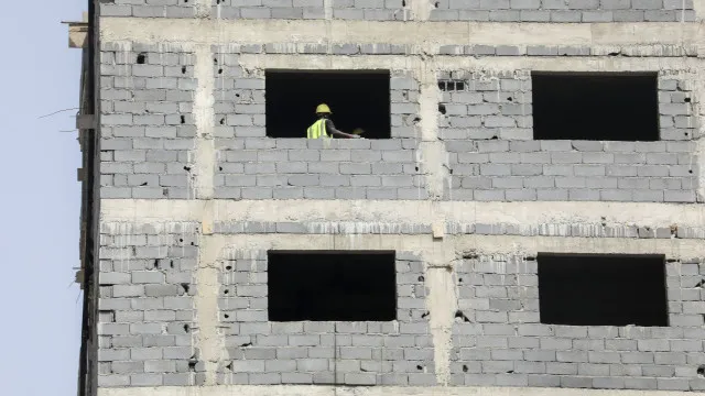 
                    Mais de 600 candidatos para 100 vagas na construção em Portugal
                