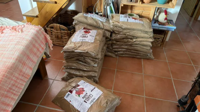 PJ detém 6 e "trava" laboratório de droga. Cocaína chegava em canela
