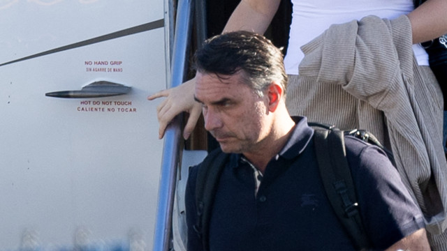 Bolsonaro (fugido) declara-se