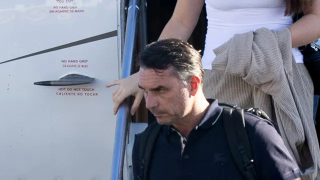 Bolsonaro (fugido) declara-se "presidente eleito", depois recua: "Líder"