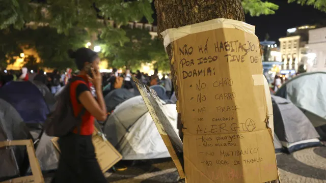 
                    Acampada de Lisboa reúne 200 a 300 pessoas pelo direito à habitação
                
