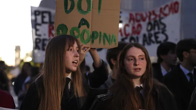 Mais de 200 estudantes protestam em Coimbra contra aumento de propinas