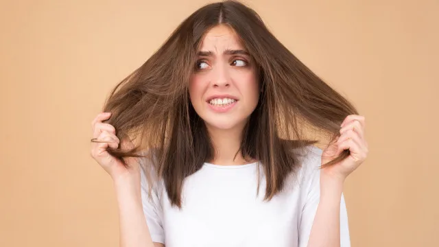 Truques de cabeleireiros para evitar que a humidade estrague o seu cabelo