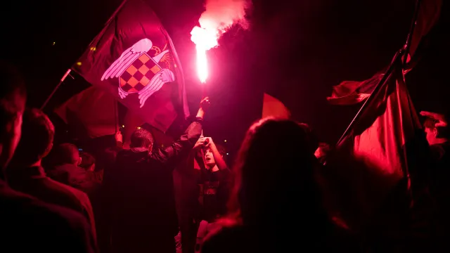 
                    Carga policial em protesto de extrema-direita em Madrid após acidente
                