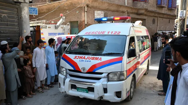 
                    Explosão de cilindro de oxigénio em ambulância no Paquistão faz 10 mortos
                