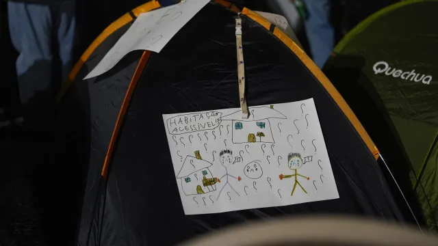 Acampada de protesto pela habitação no Porto mantém-se com 30 pessoas