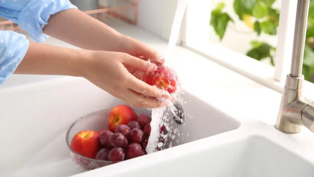 
                    A fruta deve ser lavada com bicarbonato de sódio? Especialista responde
                