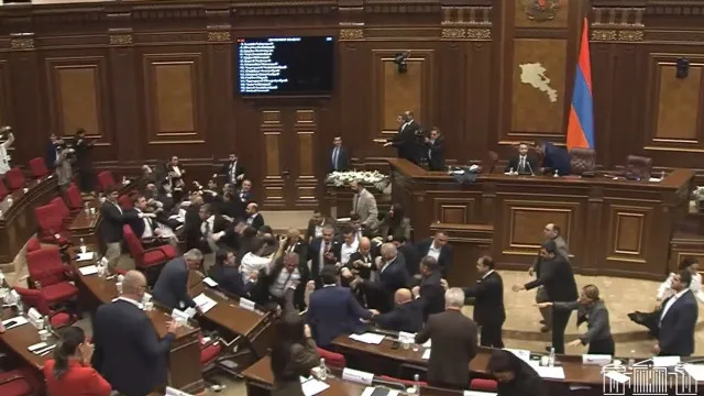 
                    Deputados da Arménia envolvem-se em confrontos físicos no parlamento
                
