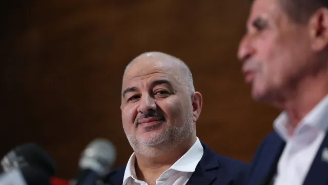 
                    Mansour Abbas rejeita acusações de fraude eleitoral do Likud
                