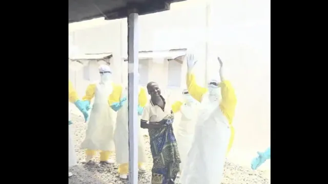 Médicos na RDCongo dançam para celebrar alta de doente com Ébola