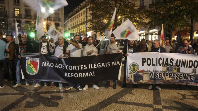Centenas de polícias e guardas protestam em Lisboa por melhores salários