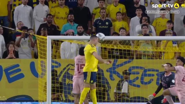 
                    'Air Cristiano'. Ronaldo completou hattrick e já está a 15 golos dos 1000
                